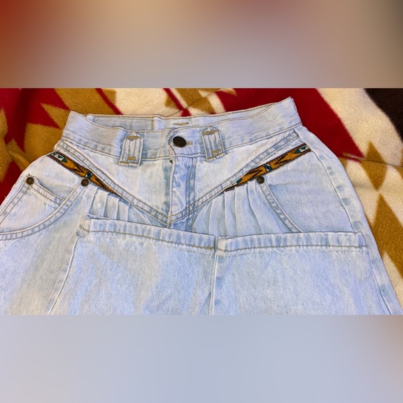VINTAGE women’s Cherokee light wash, high waisted, pleated jeans - Picture 4 of 14